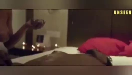 Devar yengeden masaj alıyor