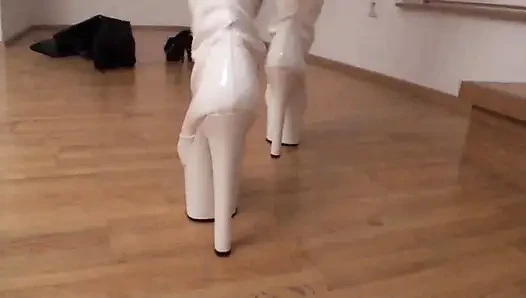 Büyük memeli sarışın orta yaşlı seksi kadın ayakkabı deniyor