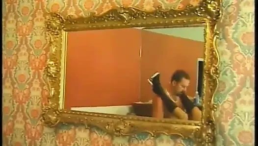 Seksi sarışın erkeğinin yarağını emiyor ve sonra yemek odasındaki yerde götten sikiliyor