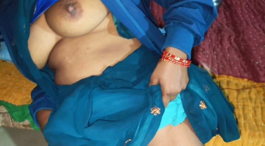 Bhaiya bhabhi ke bur pe pesab kar rahe the tabhi devar madharchod ne video bana ke viral kiya.chachi ke chut se pani.xxx sex vid