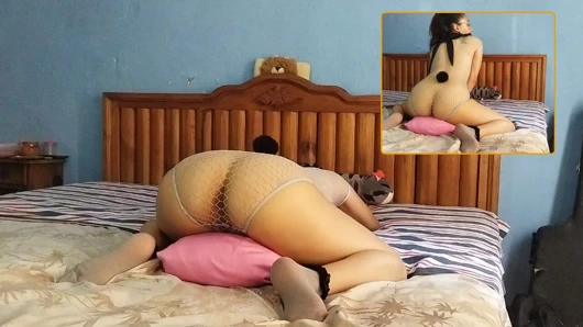 Tavşan kız sürtük yastığının üstüne atlıyor ve ıslatıyor