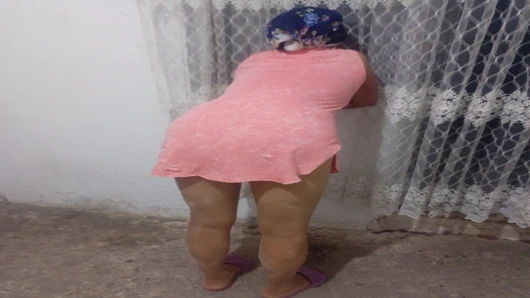 Azgın olgun pencereden dışarı bakarken sikilmek istedi