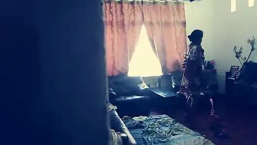 Hintli hizmetçi kocası işten izinliyken mastürbasyon yaparken yakalandı