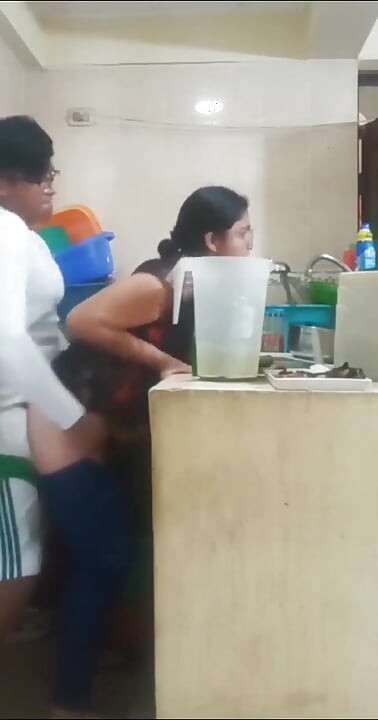 Hizmetçi patronu tarafından sikiliyor, karım neredeyse bizi yakalıyor