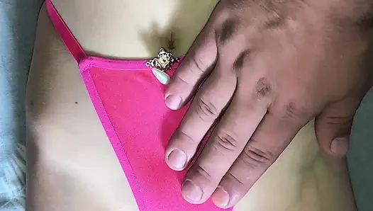 Üvey erkek kardeş sıkı amcığıma mastürbasyon yapıyor ve amcık dudaklarımın anahatlarını takip ediyor