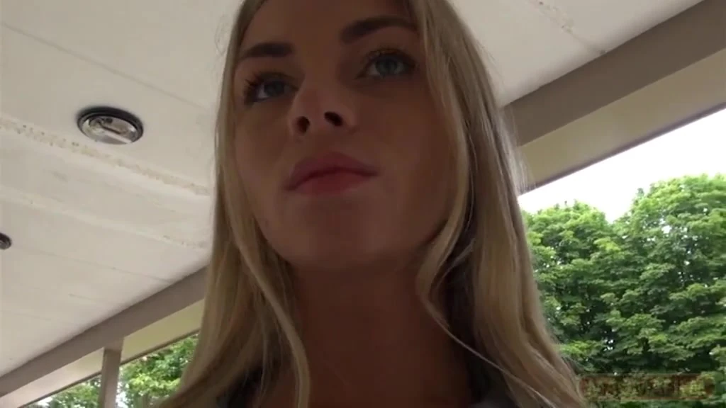 फैशन मॉडल ट्रैप्ड