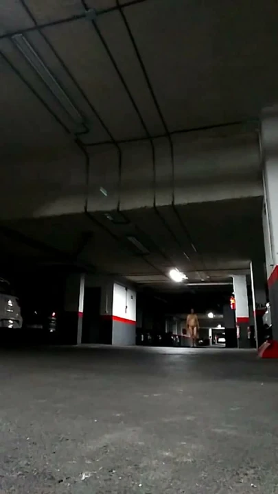 Yeraltı otoparkında çıplak