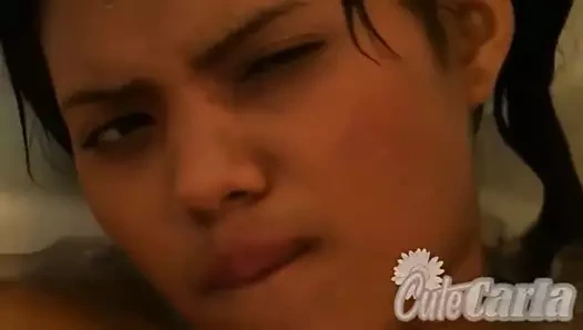 Sevimli Mastürbasyon genç banyodan hoşlanır