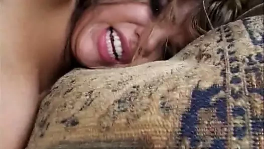 Sıcak sarışın eğilerek ahbap köpek tarzı bir pozisyonda onu becerebilir