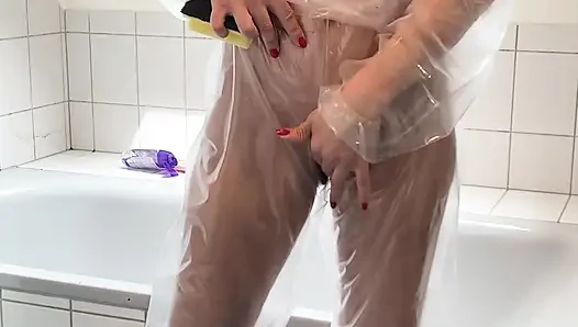 Sue, PVC takım elbiseyle banyo temizliği!