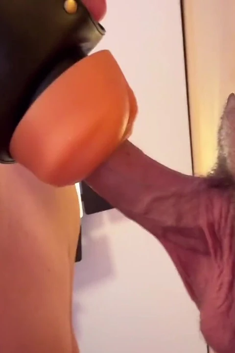 Azgın heteroseksüel adam büyük dölü delikten çıkan ağzın amına boşaltıyor - anında yutuyor!
