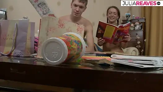 Ateşli kız büyük bir yarak sıkı götünü sikerken zevkle inliyor