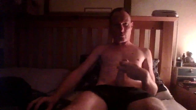 Я обожаю смотреть собственное порно в постели и дрочу, пока не кончу.