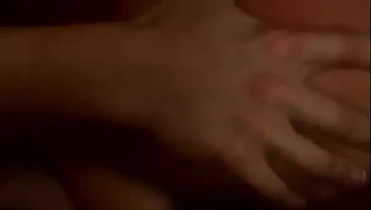 Adam esmer ateşli amcığını yalıyor ve soda üzerinde yarak emiyor