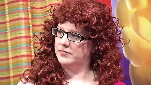 Büyük kızıl saçlı ona kovboy kız gibi biniyor