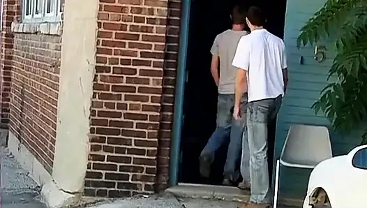 Arkadaşı erkeklere düşkün olduğu için çok mutlu!