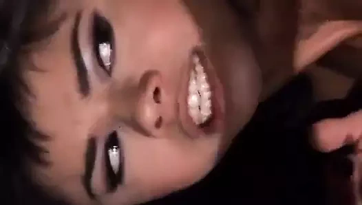 Dövmeli esmer götünü siyah yarakla siktiriyor