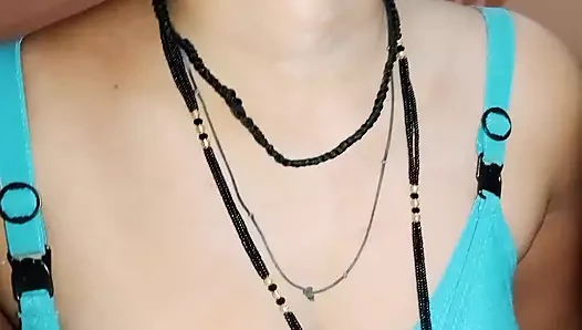 Baldızımın büyük göğüslerine bastırdım ve onu kalın yarağımla siktim