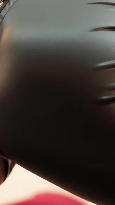 Волнующий момент из "Французская сексуальная крошка встречается с твоей кожаной фетишной фантазией, киской играет соло до сквирта"