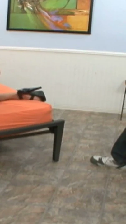 Kocası orta yaşlı seksi kadının nasıl sikilmesini izledi | Klip 1