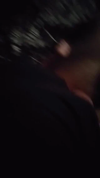 Yüzlerce erkekle yatmış olan tinder sürtük içinde boşalmak