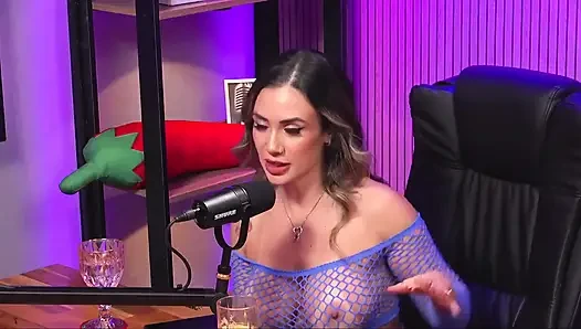 Mükemmel vücutlu ve kıvırcık saçlı genç latin edepsizce konuşuyor