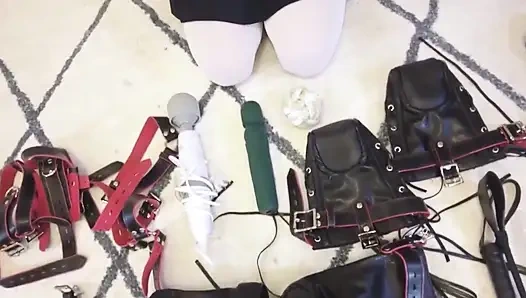 Jk kıyafetleriyle giyinmiş kısıtlanıyor ve kırbaçlanıyor