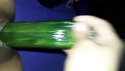 Hermosa mujer metiendose un pepino
