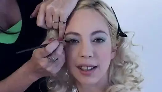 Sevimli latin sarışın Sindy makyajını iki büyük yaraktan ateşli dölle mahvediyor