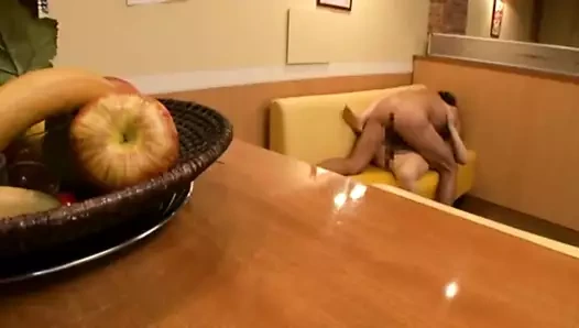 Kadın patron ve erkek astları sarı kanepede sevişiyor