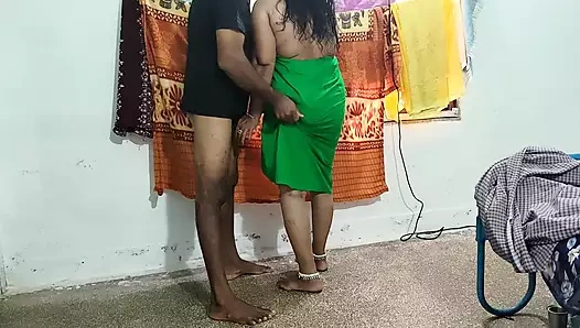 Teyze eteğini bağlayıp bezini düzeltiyor ve onu okşadım ve onu romantik yaptım