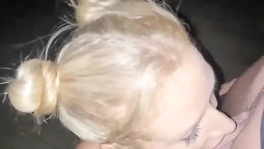 Sarışın raver sürtük seni emmek ve sikmek için seni çatıya çıkarıyor