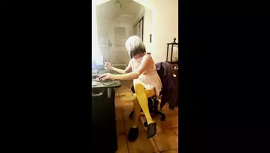 Diana soyunuyor, kendini fişe takıyor ve mastürbasyon yapıyor