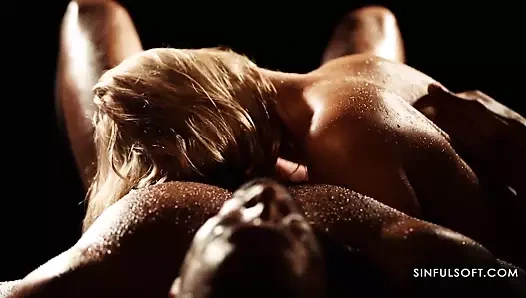 Sarışın genç siyah adam bir oturum arasında softcore seks sürmek