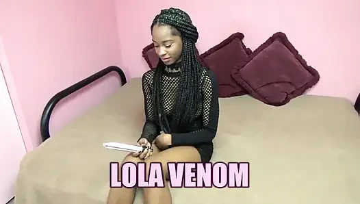 Lola Venom genç amına bir oyuncak sokuyor