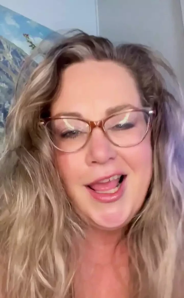 Сессия грязных разговоров милфы-толстушки