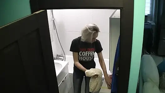 Güzel orta yaşlı seksi kadın banyoda çıplak