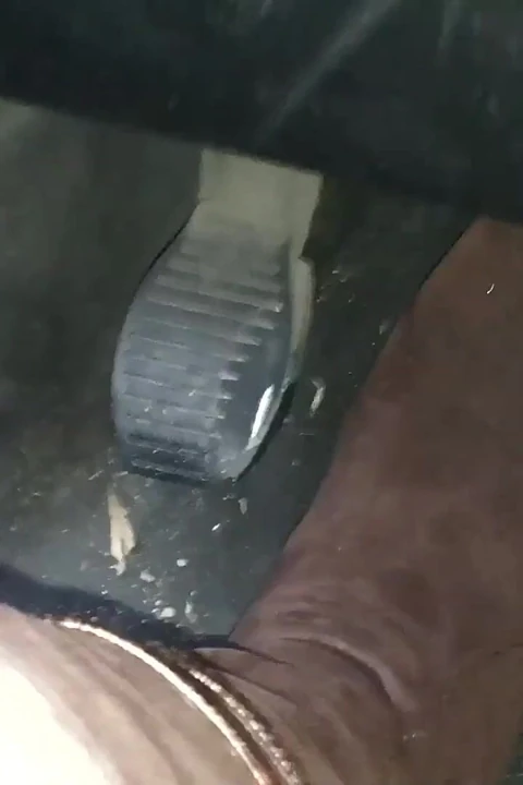Erkek delisi kırmızı yüksek topuklu çizmeler içinde sürüyor