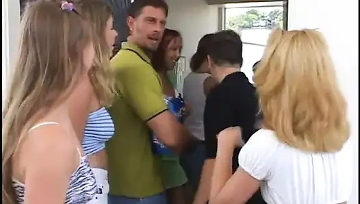 Randy yarak emiyor kızlar grup sekste 2 adam tarafından sikiliyor ve sonra boşalıyor