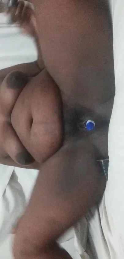 Шри-ланкийская домохозяйка Shetyyy показывает черную пухлую киску в новом видео