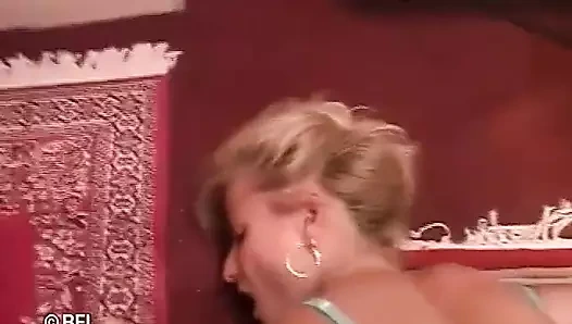 Büyük götlü sarışın götünü dilliyor
