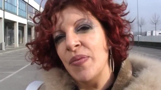 Seksi redhead ve sürtük gets dolu ile horoz içinde İtalyan amatör video