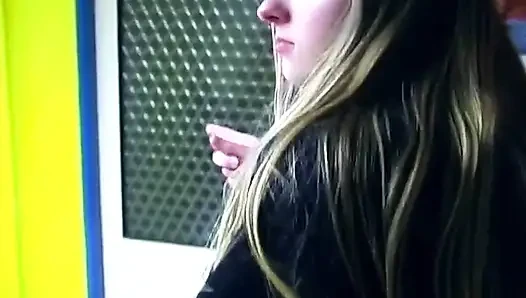 Sarışın cam dildosunu ıslak amına sokuyor