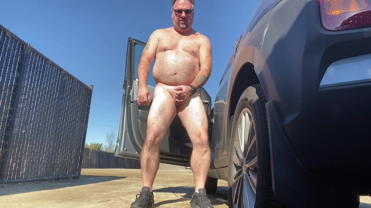 Luvbennude dışarıda eğleniyor
