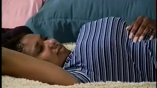 Seksi zenci bebek sulu amını büyük yarağı için sikiş oyuncağıyla hazırlıyor