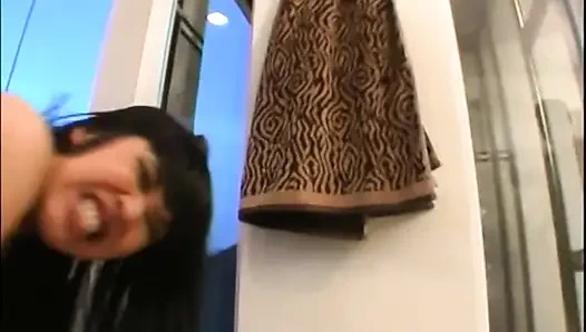 Japon genç kız Avrupalı erkek arkadaşıyla sert seks yapıyor