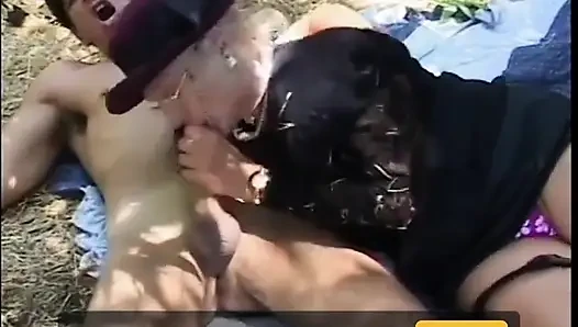 Seks çılgını nine açık havada arkadan sikiliyor