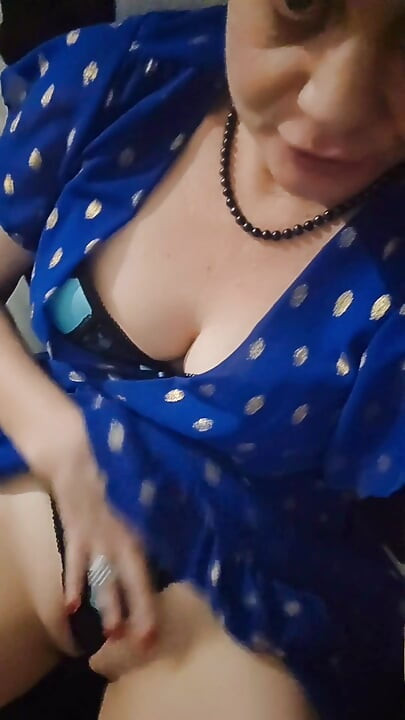 Islak olgun orta yaşlı seksi amcığımla oynuyorum