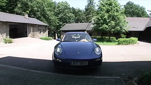 Büyük yaraklı adam bu yarak emen hizmetçinin götünü ve amını genişletiyor