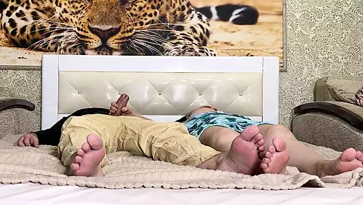 Üvey anne paketin yarağını sıvazladı ve anal sekste siktiğinde götünü yaladı